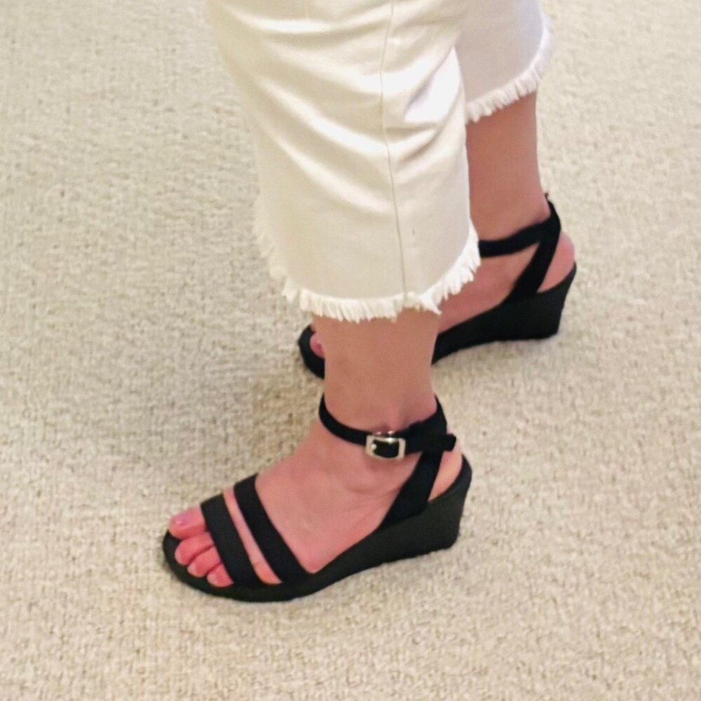 Women’s Crocs Leigh II black Ankle Strap Comfort Wedge Sandals Sz 8